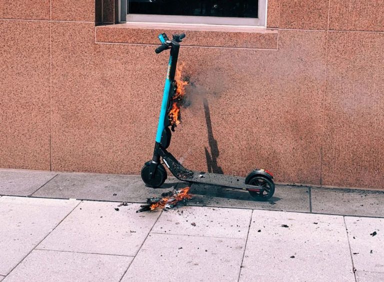 Así puedes prevenir el incendio de tu patinete eléctrico