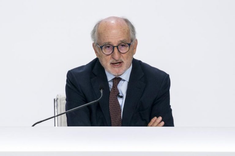 Para Brufau (Repsol) es un «auténtico error» prohibir la venta de coches de combustión interna
