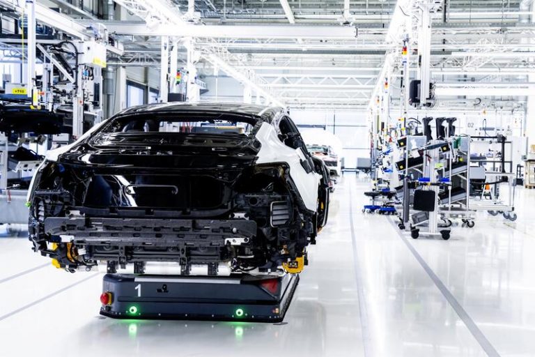 La producción de coches cae un 10,3 por ciento en abril