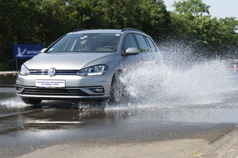 ¿Qué es el aquaplaning y cómo lo puedes evitar?