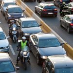 Motos por el arcén en atascos desde el 1 de octubre: la DGT confirma las condiciones y el límite de 30 km/h