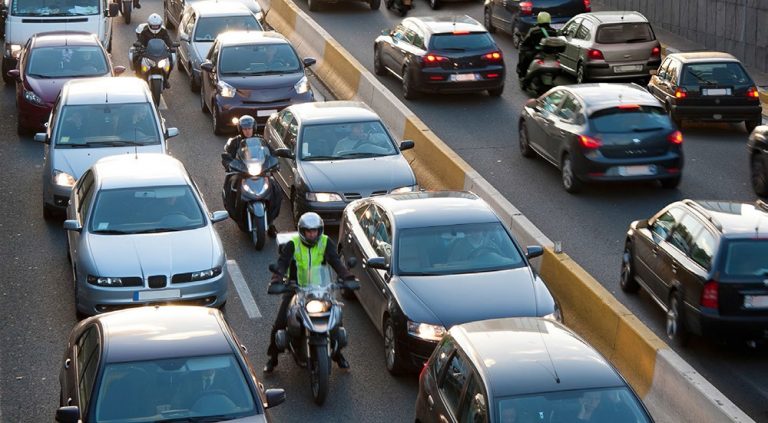 Motos por el arcén en atascos desde el 1 de octubre: la DGT confirma las condiciones y el límite de 30 km/h