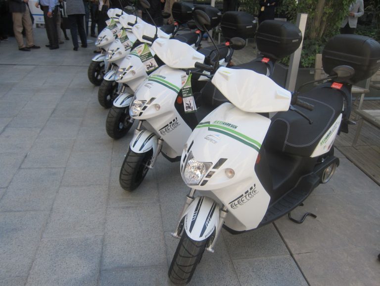 ¿Me pueden multar por aparcar la moto en la acera?