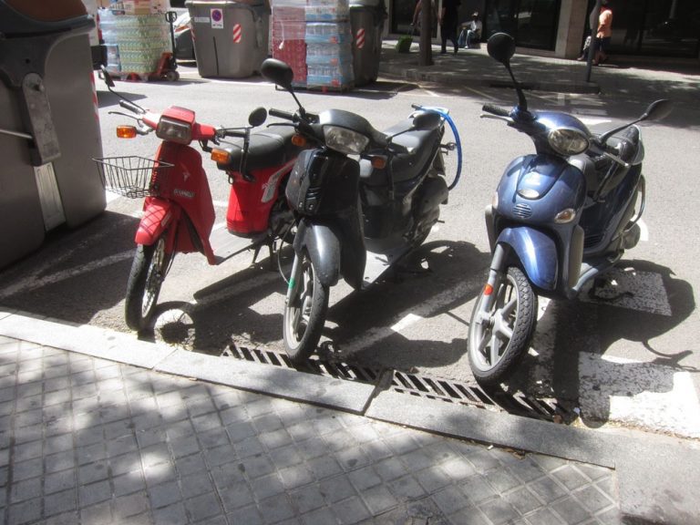 Así puedes aparcar tu moto en la acera para evitar una multa
