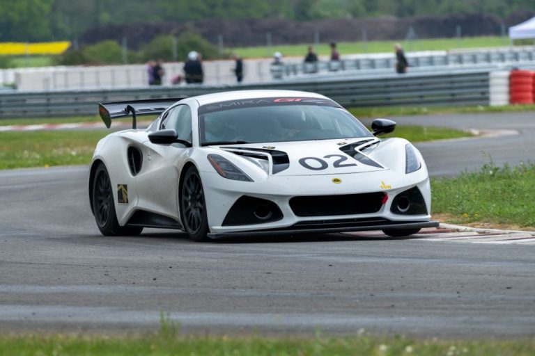 La deportiva división Lotus Advanced Performance crea el Emira GT4