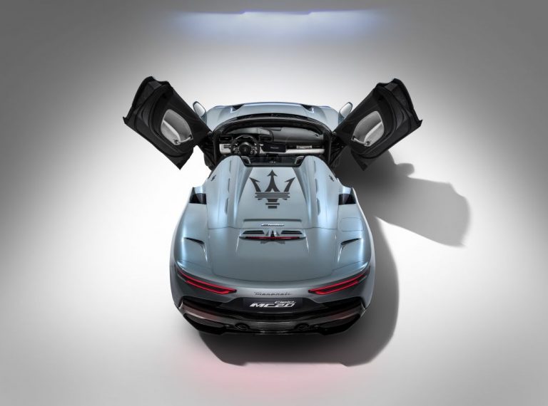 El precioso Maserati MC20 Cielo sobrevuela el espacio aéreo de Módena