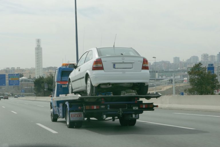 Cómo recuperar tu coche si se lo ha llevado la grúa y cuánto debes pagar