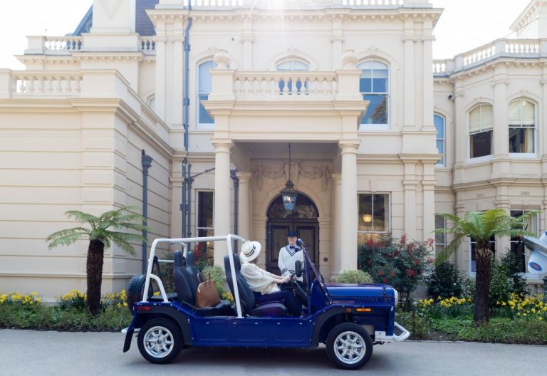 El vehículo que une generaciones, el Moke eléctrico vuelve a la carga