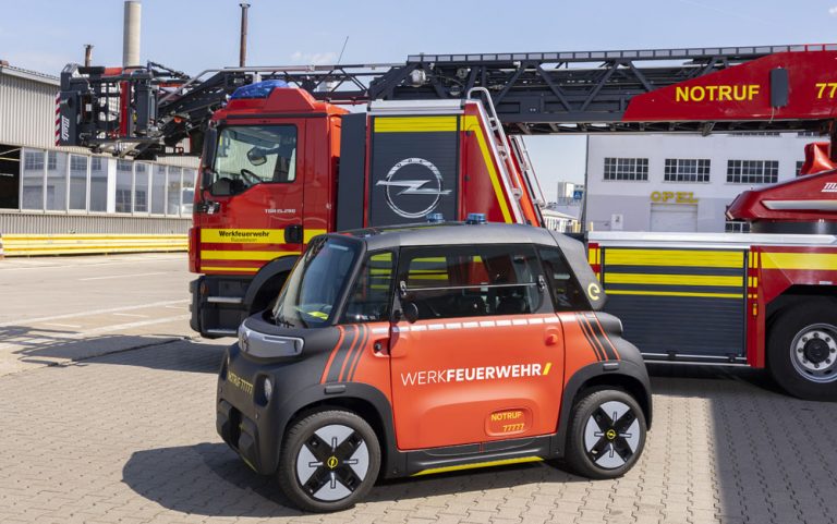 Opel presume del coche de bomberos más pequeño del mundo