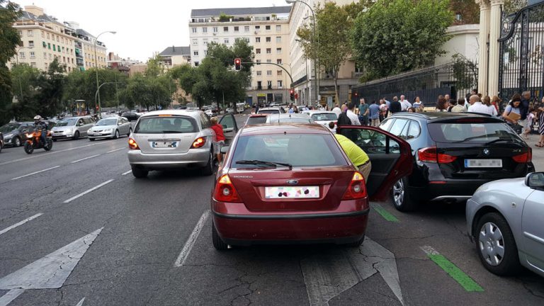 Aparcar en doble fila: este es el único caso en que puedes hacerlo