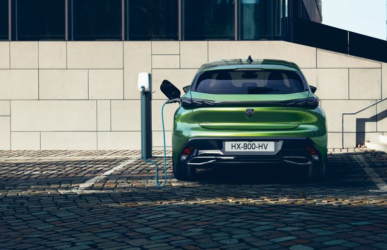 2023: el año del electrizante Peugeot e-308