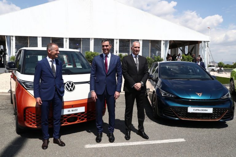 Pedro Sánchez da el banderazo de salida al proyecto de hub eléctrico español impulsado por Volkswagen y Seat