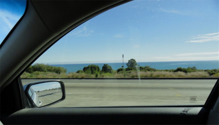 Los inconvenientes de viajar en el coche con la ventanilla bajada