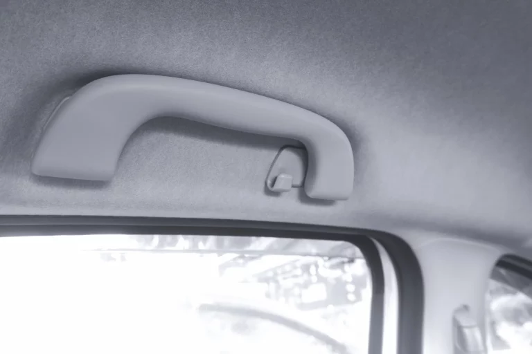El motivo por el que usas mal las agarraderas interiores del coche