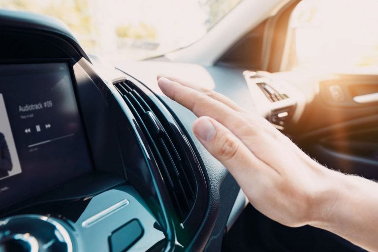 La razón por la que el aire acondicionado de tu coche no enfría bien