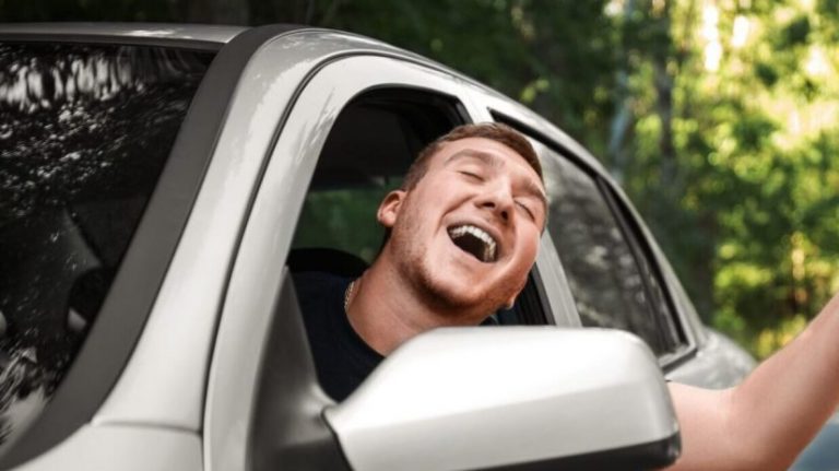 La DGT recomienda no escuchar esta música en el coche