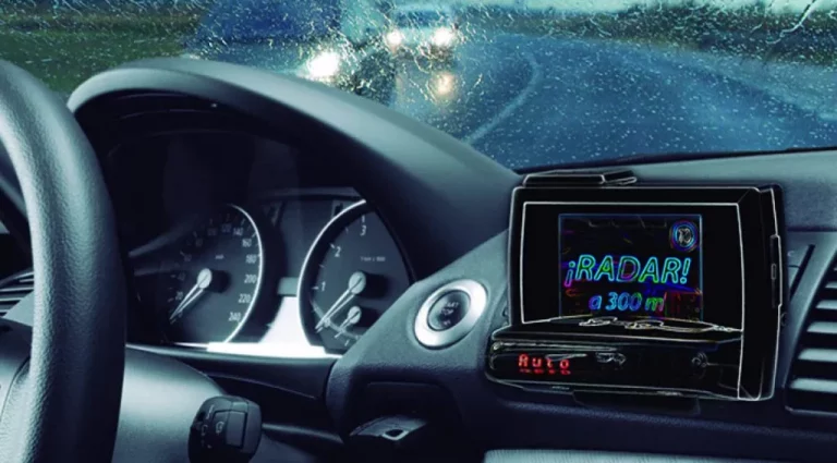 Avisadores de radar legales: qué puedes llevar en el coche y qué se multa con hasta 6.000 euros