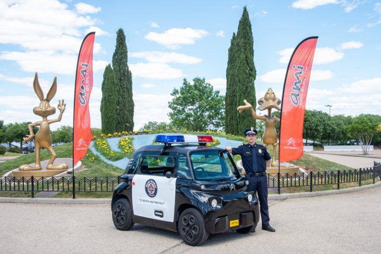 Y el nuevo coche de policía es… ¡Un Citroën Ami!