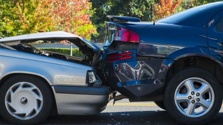 Si tienes que chocarte con un coche, que no sea el de tu mujer, tu padre, tu hermano… O el de tu primo