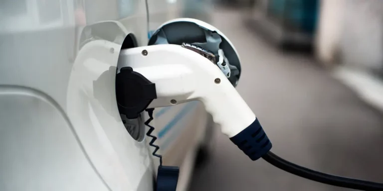 Así se carga un coche 100% eléctrico