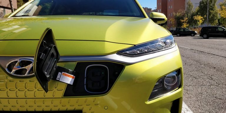 La multa de la DGT por quedarte sin batería en tu coche eléctrico