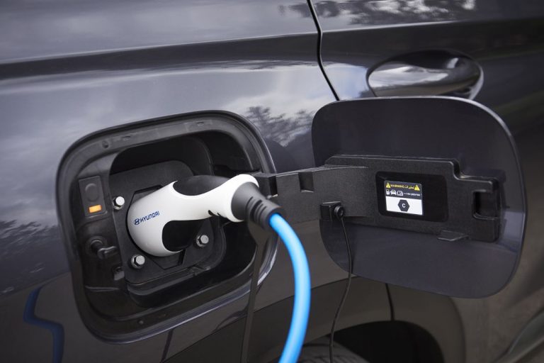 Comprar un coche híbrido enchufable ¿Es rentable?