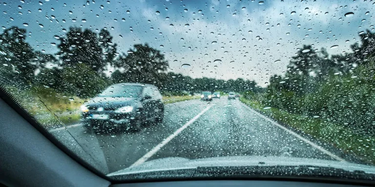 Cómo salir de un coche atrapado por el agua