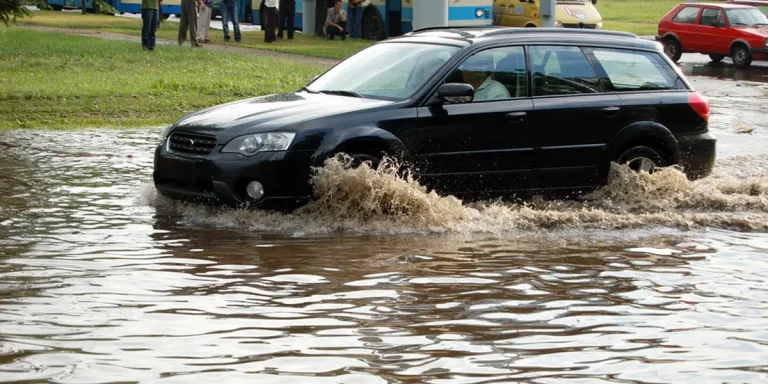 Cómo salir de un coche inundado