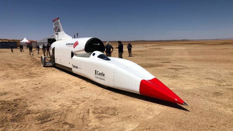 El coche que rompe la barrera del sonido a máxima velocidad