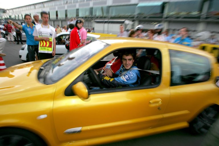 Estos son los dos coches que usa Fernando Alonso a diario