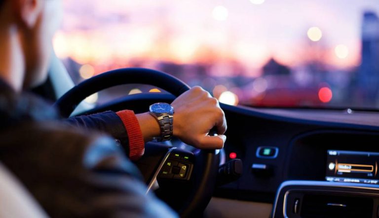 Avances tecnológicos en coches: resistencia de la DGT, pero la evolución es inevitable y emocionante