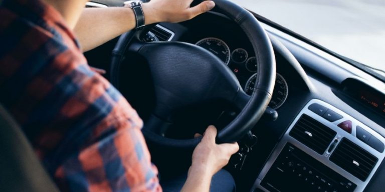 Las consecuencias que tiene para tu coche conducir a 30 km/h