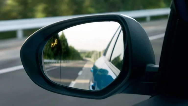 ¿Si circulo con un retrovisor roto, me puede multar la DGT?