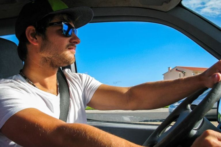 Así somos los conductores españoles: ¿tú también lo haces?