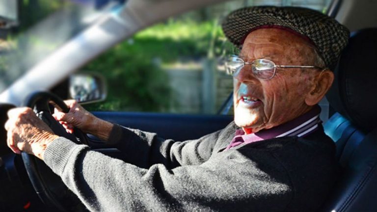 Si tienes más de 65 años la DGT no podrá quitarte el carnet de conducir. Lo dice la Unión Europea