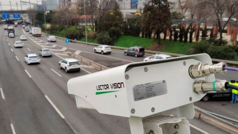 Las 29 cámaras de la DGT para saber si usas el móvil: ¿Dónde están?