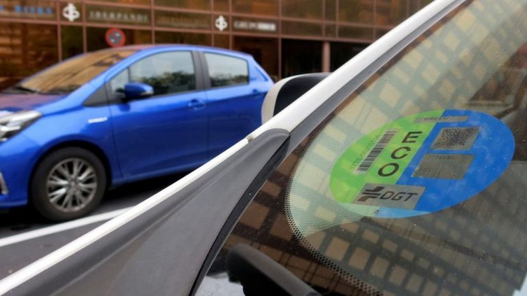 Si quieres un coche híbrido con etiqueta ECO, este estudio de la OCU te interesa. Y mucho