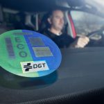 Comprar la etiqueta DGT por 5 euros: dónde y cómo pegarla para que la ITV no la rechace