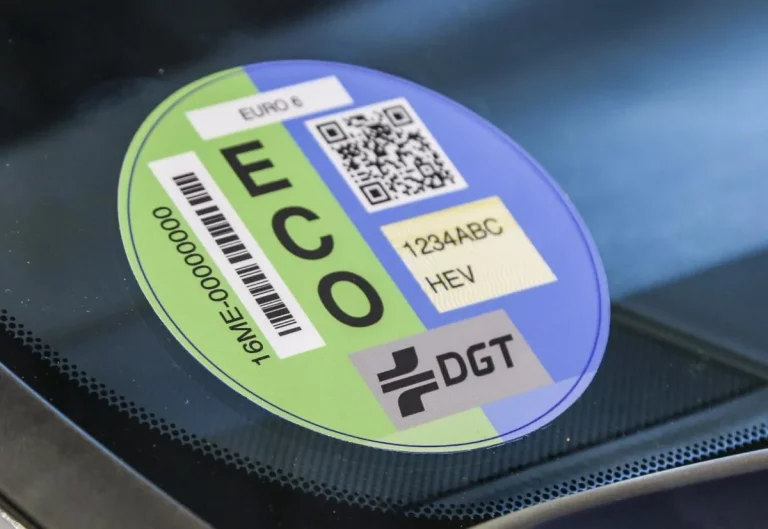 ¿Dónde puedo conseguir la etiqueta medioambiental de la DGT de mi coche?
