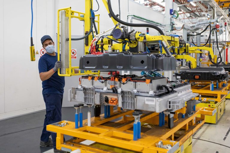 Stellantis se hace fuerte en plena crisis de los microchips