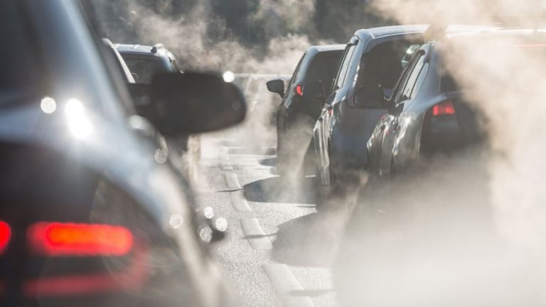 Cataluña se pone dura con los coches que tienen etiqueta B: Los cambios drásticos que van a afectar