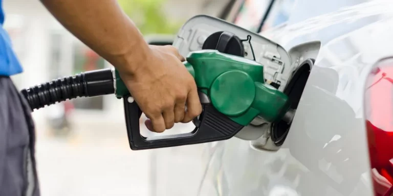 Esto es lo que sucede si echas gasolina a un coche diésel