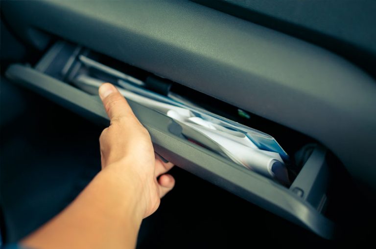 El accesorio que vende Lidl, Amazon o Aliexpress y que la DGT te obliga a llevar en la guantera