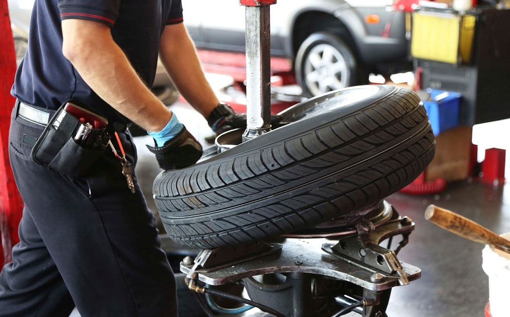 Los peligros de reparar una llanta que debes evitar