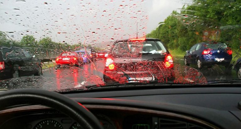 En estos casos nunca puedes adelantar en una autovía o carretera convencional