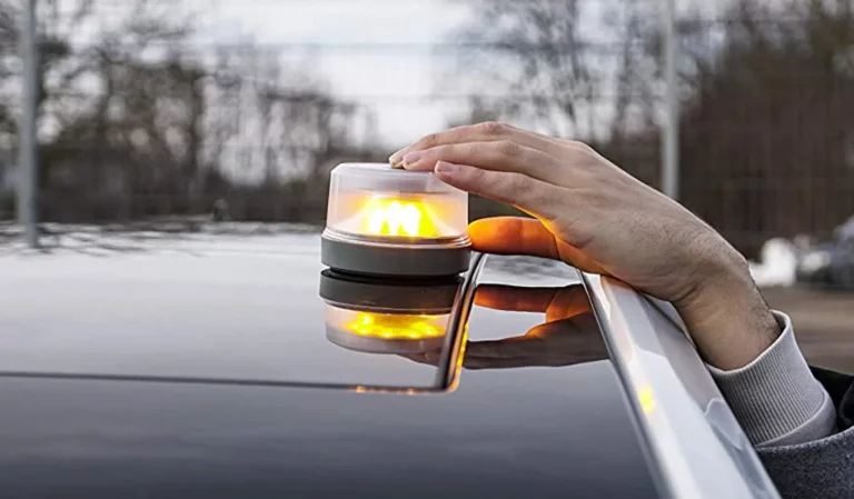 La DGT ya envía al navegador de tu coche la ubicación de las señales V-16 ¿Te la has comprado ya?