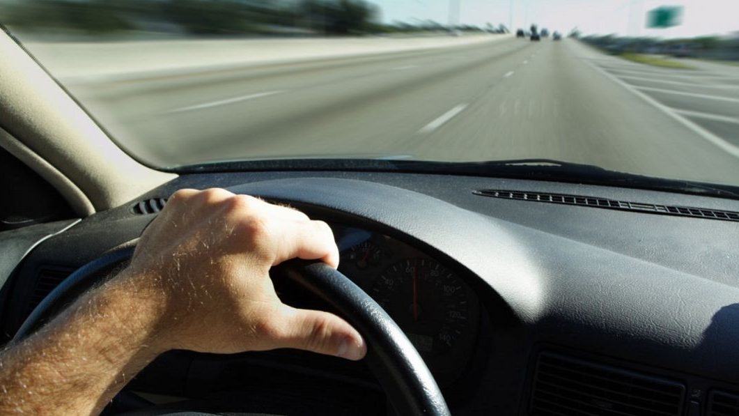 Comportamiento del coche con los vidrios abajo