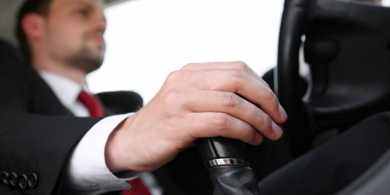 Lo hacemos mal: así hay que colocar los brazos en el volante