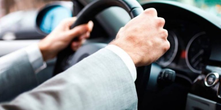 DGT: Así se debe tomar posición al volante para evitar una multa