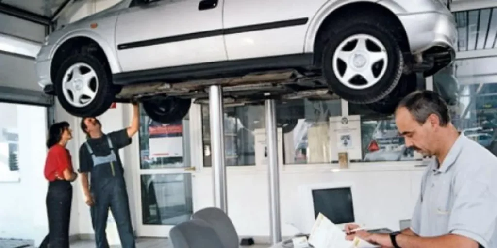 Cambiar el aceite de la transmisión cada dos cambios de aceite de motor: 400 euros que evitan una avería de 2.000 1 Motor16 No retrasar el mantenimiento del coche